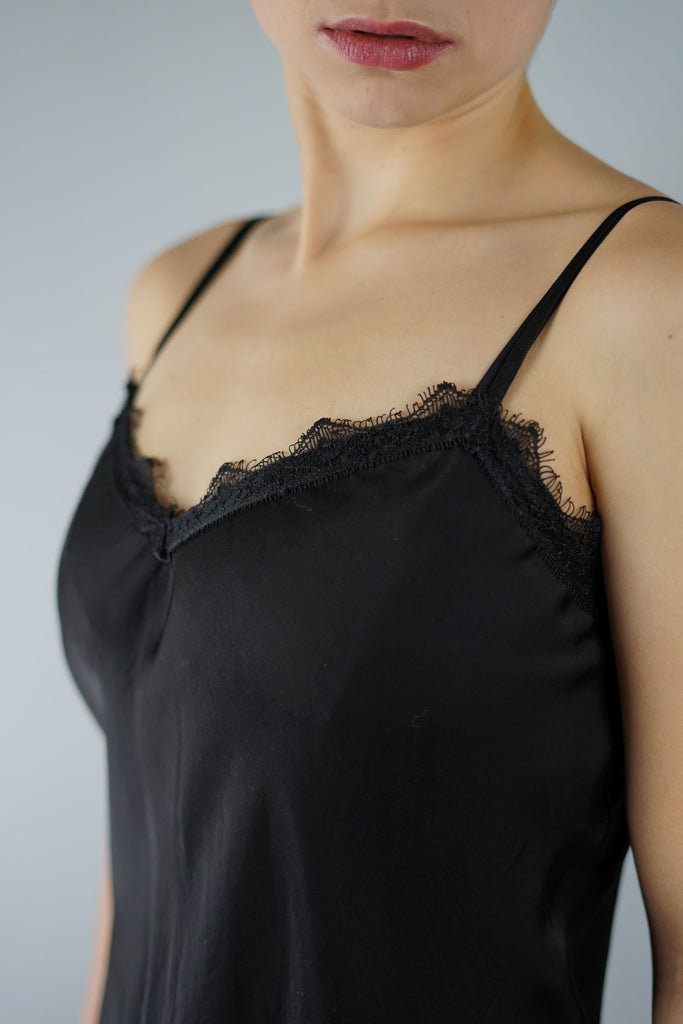 Spitzentops: Ideal als Unterhemd oder Blazertop.  Modern designter Klassiker und perfekter Unterzieher: das locker geschnittene Top aus reiner, fließender Viskose-Qualität, verziert durch Spitzenvolants an Ausschnitt und Saum. Details: mit elastischen, verstellbaren Trägern, V-Ausschnitt und gerader, elastischer  Rücken-Ausschnittlinie. A-Shape mit sanft geschwungenem Saumverlauf. 