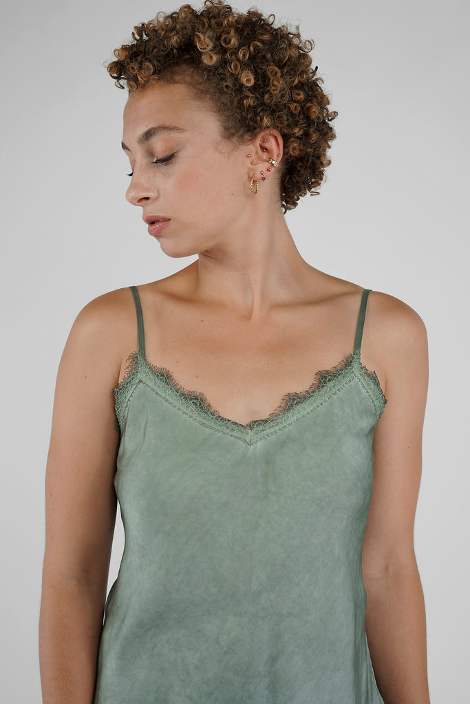 Spitzentops: Ideal als Unterhemd oder Blazertop.  Modern designter Klassiker und perfekter Unterzieher: das locker geschnittene Top aus reiner, fließender Viskose-Qualität, verziert durch Spitzenvolants an Ausschnitt und Saum. Details: mit elastischen, verstellbaren Trägern, V-Ausschnitt und gerader, elastischer  Rücken-Ausschnittlinie. A-Shape mit sanft geschwungenem Saumverlauf. 