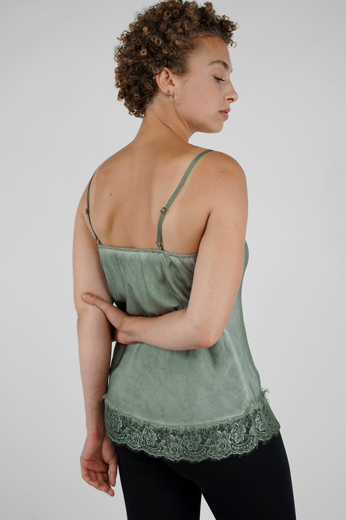 Spitzentops: Ideal als Unterhemd oder Blazertop.  Modern designter Klassiker und perfekter Unterzieher: das locker geschnittene Top aus reiner, fließender Viskose-Qualität, verziert durch Spitzenvolants an Ausschnitt und Saum. Details: mit elastischen, verstellbaren Trägern, V-Ausschnitt und gerader, elastischer  Rücken-Ausschnittlinie. A-Shape mit sanft geschwungenem Saumverlauf. 