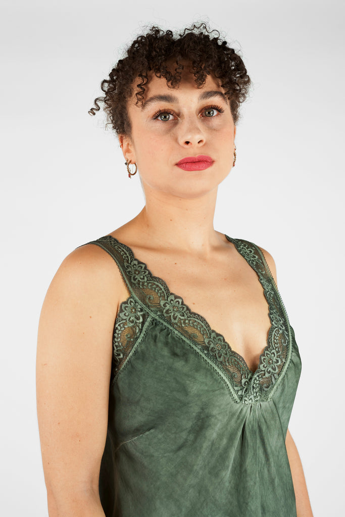 Spitzentops: Ideal als Unterhemd oder Blazertop  Modern designter Klassiker und perfekter Unterzieher: das locker geschnittene Top aus reiner, fließender Viskose-Qualität. Details: femininer V-Ausschnitt und breite Träger aus Spitze, geschwungene A-Linie mit besonderer Saumverarbeitung.