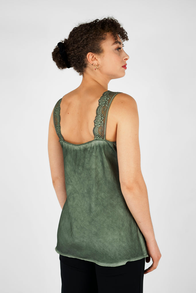 Spitzentops: Ideal als Unterhemd oder Blazertop  Modern designter Klassiker und perfekter Unterzieher: das locker geschnittene Top aus reiner, fließender Viskose-Qualität. Details: femininer V-Ausschnitt und breite Träger aus Spitze, geschwungene A-Linie mit besonderer Saumverarbeitung.