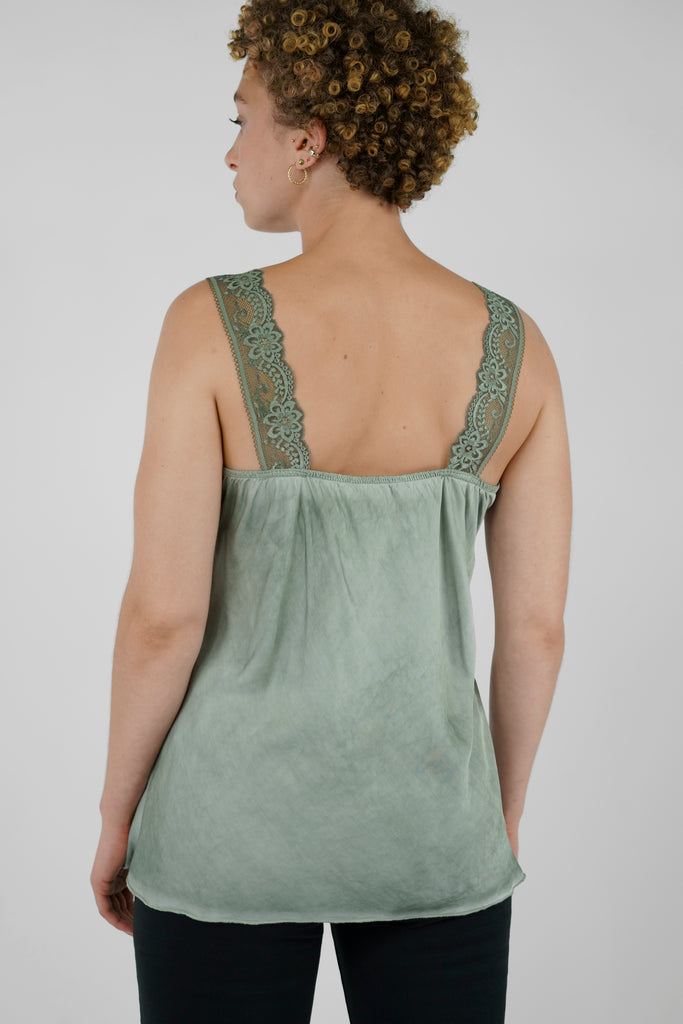 Spitzentops: Ideal als Unterhemd oder Blazertop  Modern designter Klassiker und perfekter Unterzieher: das locker geschnittene Top aus reiner, fließender Viskose-Qualität. Details: femininer V-Ausschnitt und breite Träger aus Spitze, geschwungene A-Linie mit besonderer Saumverarbeitung.