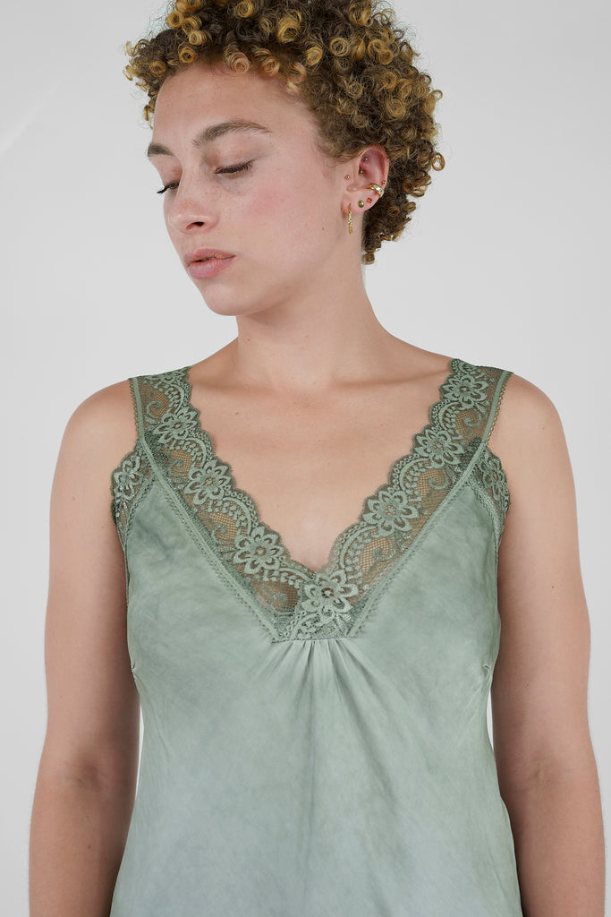 Spitzentops: Ideal als Unterhemd oder Blazertop  Modern designter Klassiker und perfekter Unterzieher: das locker geschnittene Top aus reiner, fließender Viskose-Qualität. Details: femininer V-Ausschnitt und breite Träger aus Spitze, geschwungene A-Linie mit besonderer Saumverarbeitung.