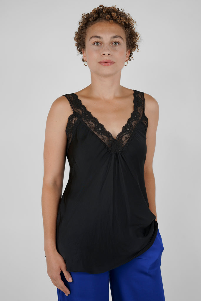 Spitzentops: Ideal als Unterhemd oder Blazertop  Modern designter Klassiker und perfekter Unterzieher: das locker geschnittene Top aus reiner, fließender Viskose-Qualität. Details: femininer V-Ausschnitt und breite Träger aus Spitze, geschwungene A-Linie mit besonderer Saumverarbeitung.