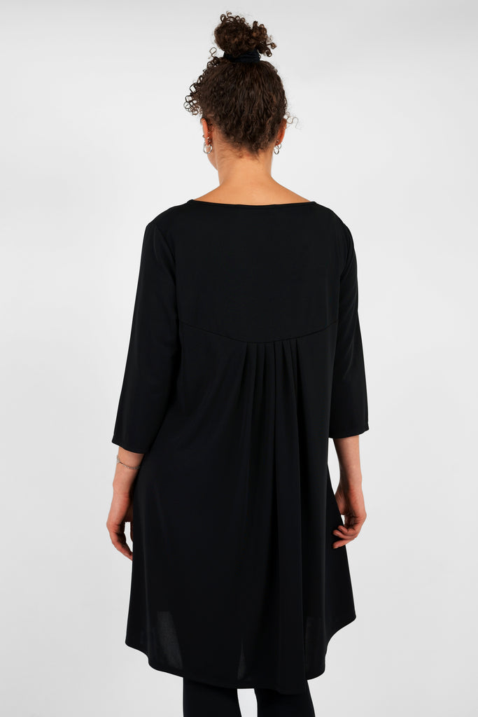 Elegante A-Linien in femininen Silhouetten.  Leicht und unkompliziert, immer ready-to-go, auch perfekt für den Urlaubskoffer: das feminine Tunika-Kleid aus fließendem, bi-elastischem Stoff. Mit neuer Natürlichkeit: das knielange A-Linien Kleid hat einen weiten Rundhalsausschnitt, feminine 3/4 Ärmel und vorne schräg verlaufende Teilungsnähte mit praktischen Naht-Eingrifftaschen. Die Raffung am Rücken sorgt für mehr Volumen und erzeugt ein Gefühl von Leichtigkeit.