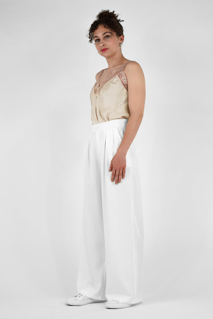 Weite Hose aus fliessender Tencel-Qualität in weiss