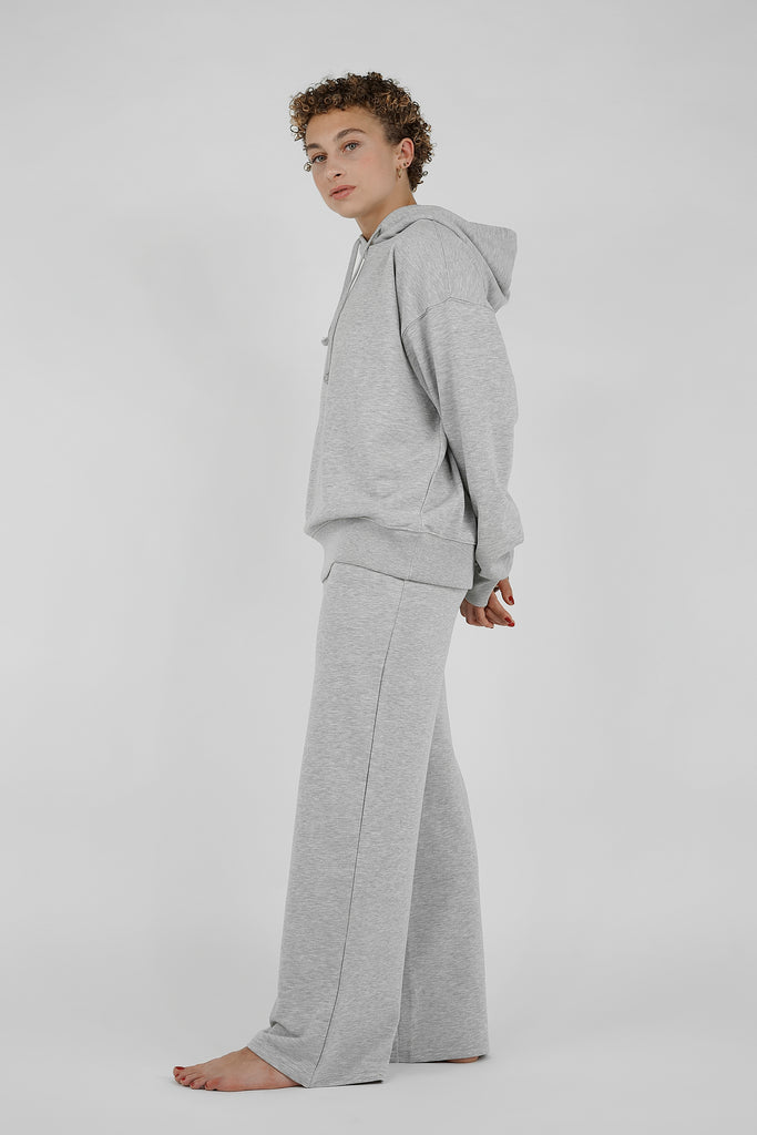 Neu in dieser Saison - die wohl bequemste und lässigste Jeans-Alternative: die Wide-Leg-Sweatpants!   Das High-Waist-Modell umspielt locker-leicht die Beine, hat einen elastischen Taillenbund und vorne zwei praktische Eingrifftaschen. Toller Nebeneffekt: der hohe Bund verlängert optisch die Beine und zaubert zudem noch eine schlanke Taille. Mit typischer Frottee-Struktur auf der Innenseite.