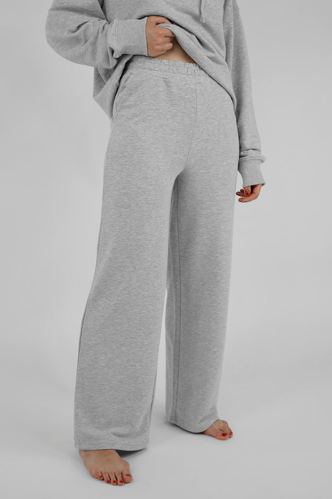 Neu in dieser Saison - die wohl bequemste und lässigste Jeans-Alternative: die Wide-Leg-Sweatpants!   Das High-Waist-Modell umspielt locker-leicht die Beine, hat einen elastischen Taillenbund und vorne zwei praktische Eingrifftaschen. Toller Nebeneffekt: der hohe Bund verlängert optisch die Beine und zaubert zudem noch eine schlanke Taille. Mit typischer Frottee-Struktur auf der Innenseite.