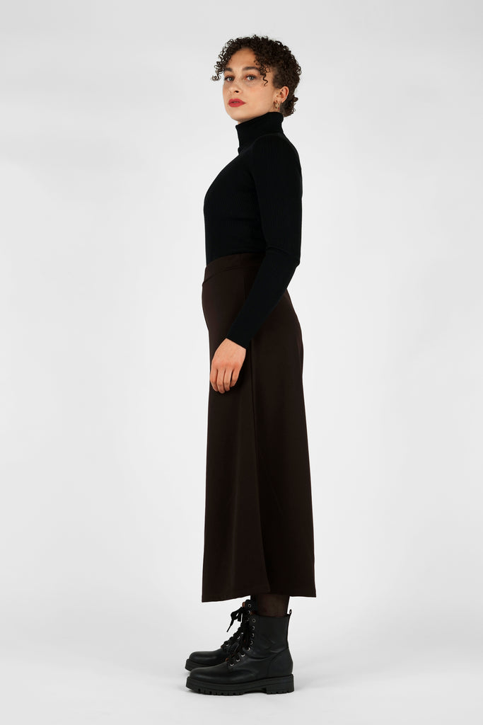 Culotte: Das Revival des Hosenrocks.  Bequem, chic und immer eine Spur außergewöhnlich: die Jerseyhose im eleganten Culotte-Stil und praktischem, verschlusslosem Schlupf-Style. Das Modell aus fließender, elastischer Crêpe-Qualität überzeugt durch seinen super bequemen Fit mit elastischer Bund-Verarbeitung und weitem, ausgestelltem Beinverlauf.