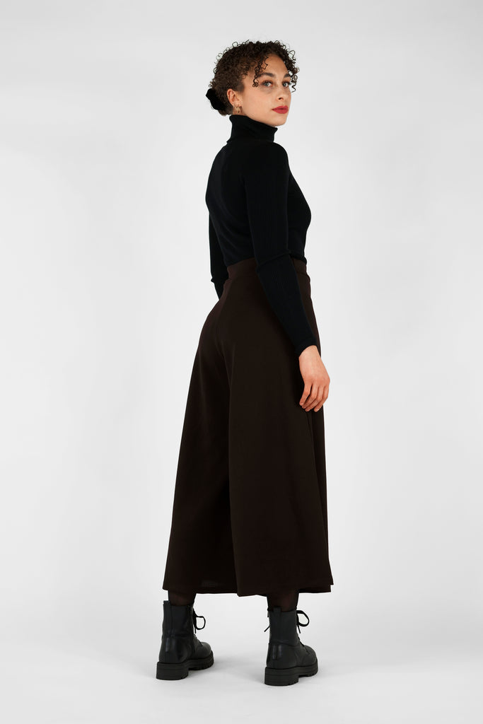 Culotte: Das Revival des Hosenrocks.  Bequem, chic und immer eine Spur außergewöhnlich: die Jerseyhose im eleganten Culotte-Stil und praktischem, verschlusslosem Schlupf-Style. Das Modell aus fließender, elastischer Crêpe-Qualität überzeugt durch seinen super bequemen Fit mit elastischer Bund-Verarbeitung und weitem, ausgestelltem Beinverlauf.