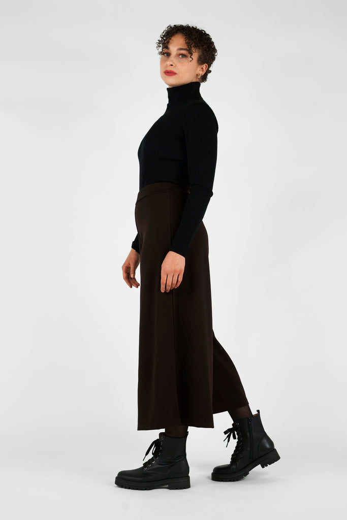 Culotte: Das Revival des Hosenrocks.  Bequem, chic und immer eine Spur außergewöhnlich: die Jerseyhose im eleganten Culotte-Stil und praktischem, verschlusslosem Schlupf-Style. Das Modell aus fließender, elastischer Crêpe-Qualität überzeugt durch seinen super bequemen Fit mit elastischer Bund-Verarbeitung und weitem, ausgestelltem Beinverlauf.