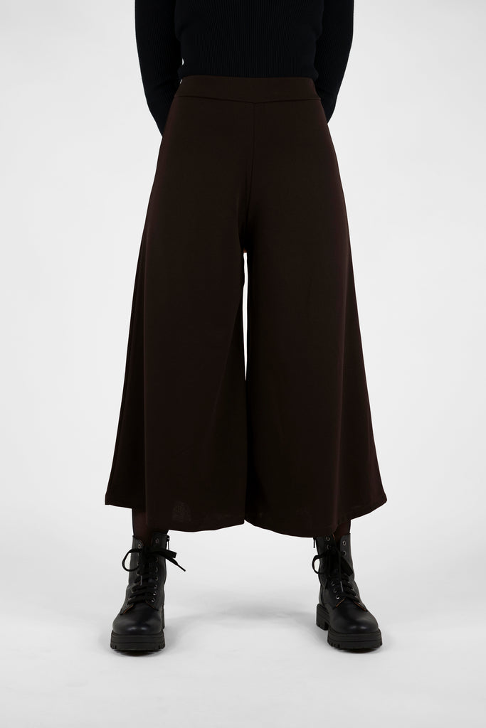 Culotte: Das Revival des Hosenrocks.  Bequem, chic und immer eine Spur außergewöhnlich: die Jerseyhose im eleganten Culotte-Stil und praktischem, verschlusslosem Schlupf-Style. Das Modell aus fließender, elastischer Crêpe-Qualität überzeugt durch seinen super bequemen Fit mit elastischer Bund-Verarbeitung und weitem, ausgestelltem Beinverlauf.