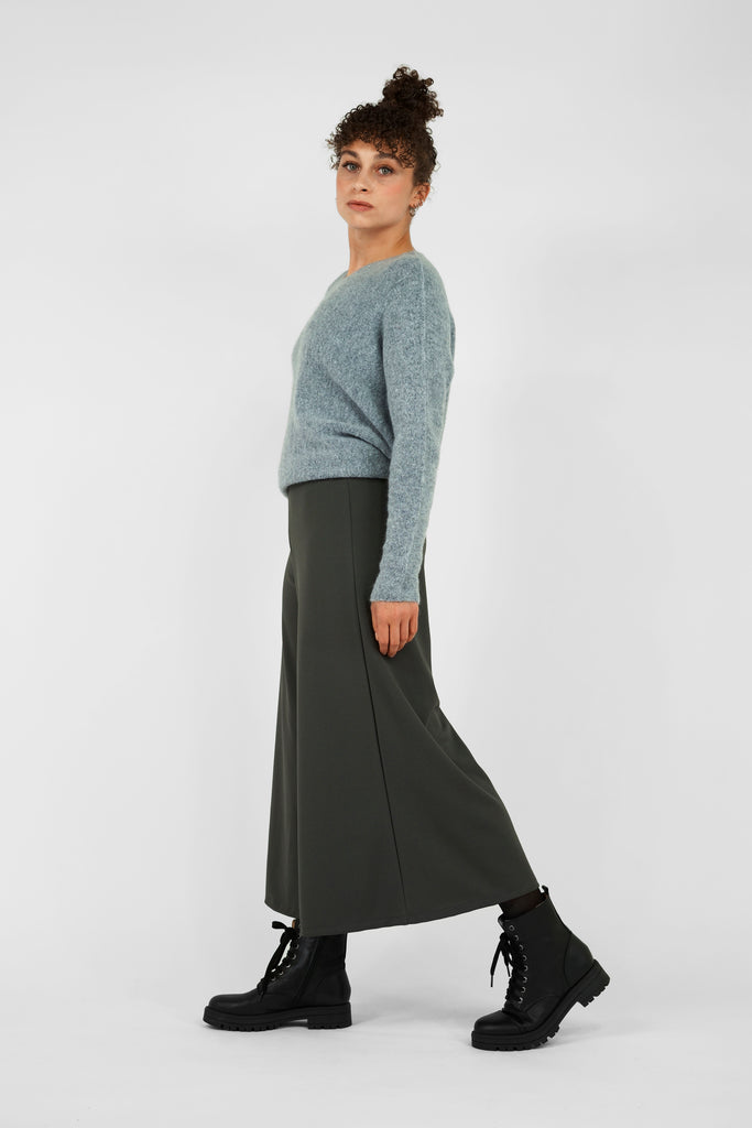 Culotte: Das Revival des Hosenrocks.  Bequem, chic und immer eine Spur außergewöhnlich: die Jerseyhose im eleganten Culotte-Stil und praktischem, verschlusslosem Schlupf-Style. Das Modell aus fließender, elastischer Crêpe-Qualität überzeugt durch seinen super bequemen Fit mit elastischer Bund-Verarbeitung und weitem, ausgestelltem Beinverlauf.