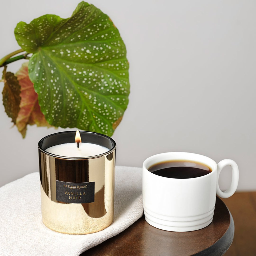 magazzino_designeroutlet_VANILLA_NOIR_Duftkerze_210g Süsslicher Vanille-Duft mit einem Hauch von Jasmin Diese Kerze lässt sich hervorragend mit unseren VANILLA NOIR Duftstäbchen kombinieren.