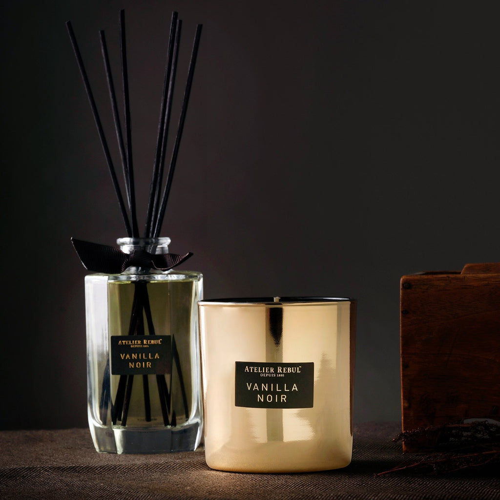 magazzino_designeroutlet_VANILLA_NOIR_Duftkerze_210g Süsslicher Vanille-Duft mit einem Hauch von Jasmin Diese Kerze lässt sich hervorragend mit unseren VANILLA NOIR Duftstäbchen kombinieren.